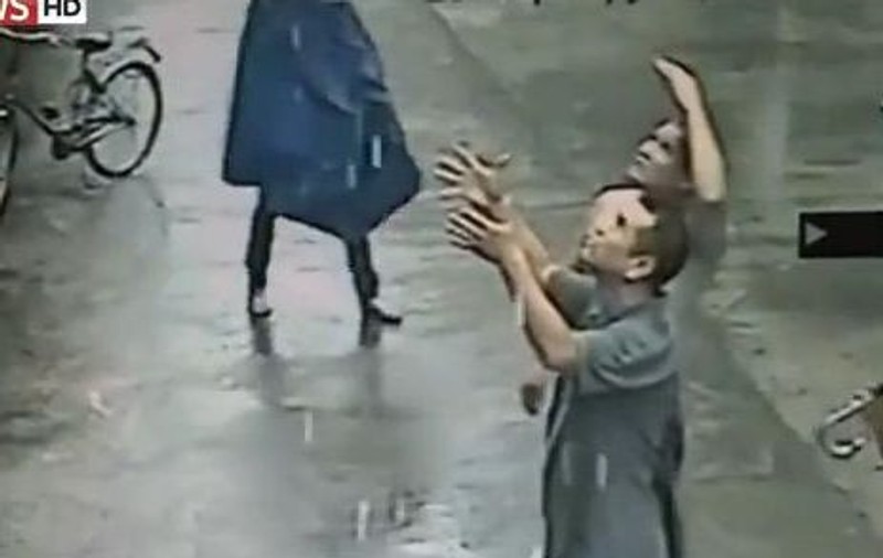 MIRACULOS! Un bărbat a prins în braţe un copil care cădea de la etaj | VIDEO