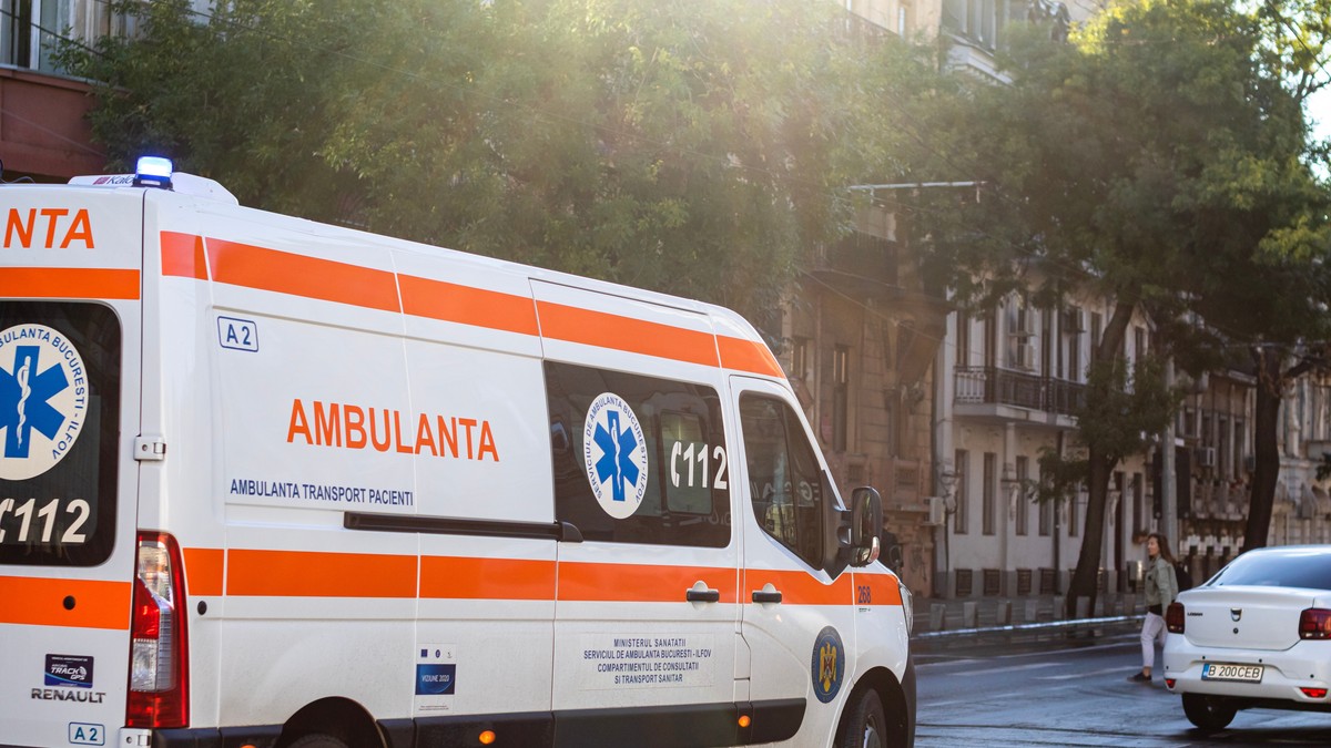 Ambulanță în trafic, pe stradă
