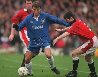 Dan Petrescu, într-un meci din Premier League alături de Chelsea. Foto: EPA