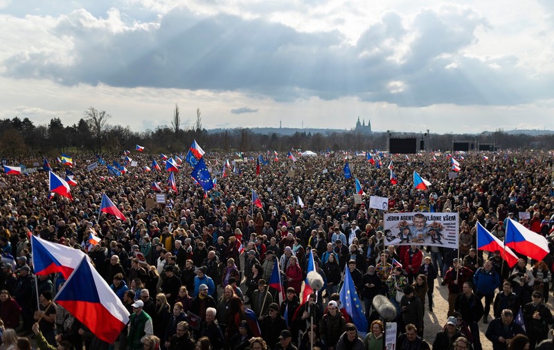 250.000 de cehi au ieșit în stradă pentru a protesta față de guvern și o lege copiată de la Kremlin: „Nu vrem să fim Ungaria”