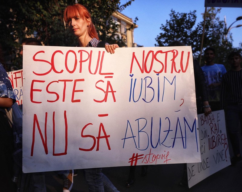 Sute de persoane au luat parte la marșul de solidaritate cu femeile care sunt victime ale violenţei
