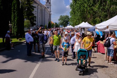 Drumul pelerinilor a fost flancat de tarabe cu marfă mai mult sau mai puțin tradițională. Foto: Vlad Chirea / Libertatea