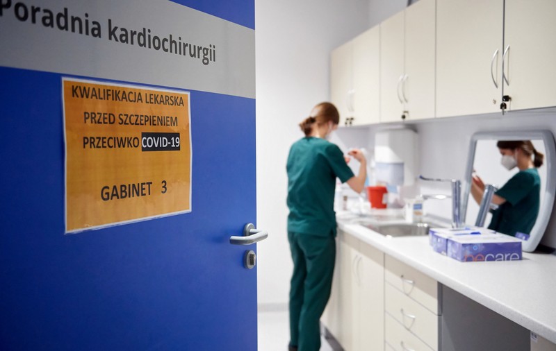 Scandal în Polonia, după ce mai multe celebrități s-au vaccinat anti-Covid înaintea cadrelor medicale