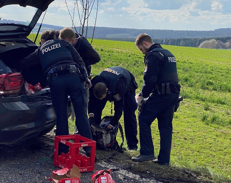 Un mort și o pungă plină cu bani într-un VW Polo care s-a izbit violent de un copac, pe o șosea în linie dreaptă din Germania