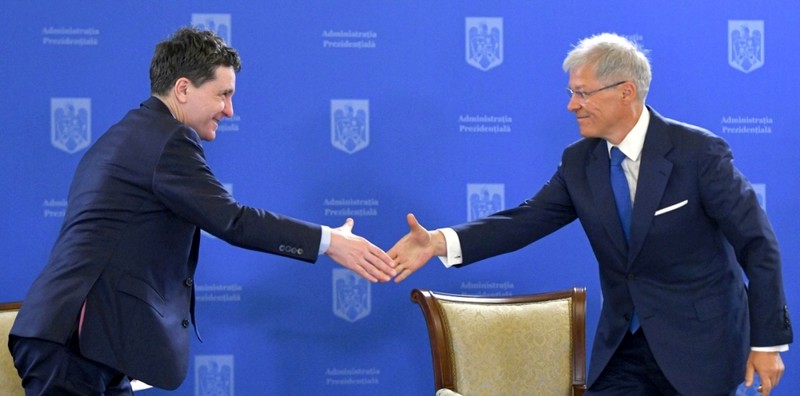 Presedintele Romaniei, Nicusor Dan, da mana cu fostul premier Dacian Ciolos, la un eveniment organizat cu prilejul Zilei Internationale a Francofoniei, la Palatul Cotroceni, in Bucuresti, luni, 23 martie 2026. ALEXANDRU DOBRE/ MEDIAFAX FOTO.