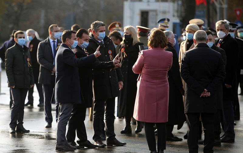 REPORTAJ | Ce nu s-a văzut la TV la ceremonia fără public de 1 Decembrie: Iohannis a venit, a vorbit și a plecat. Orban, fotografii cu toată lumea