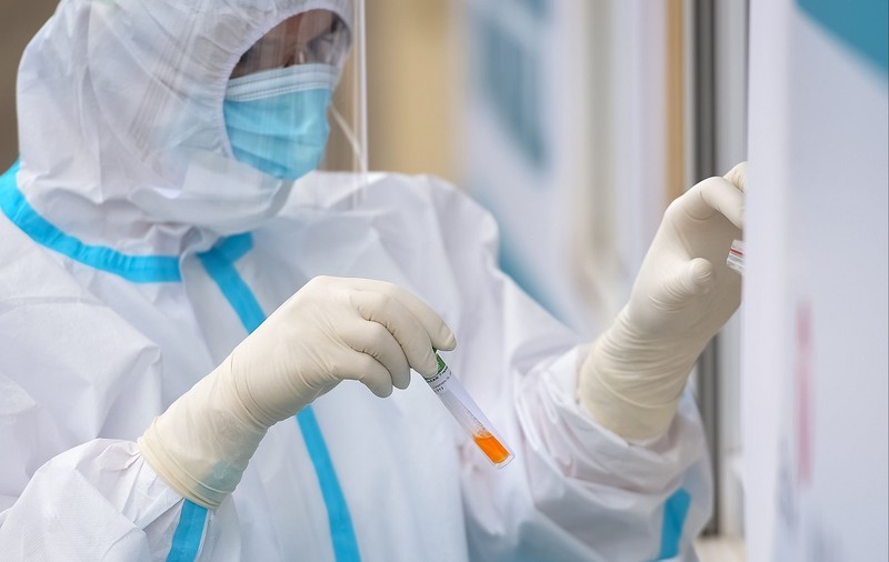 Câte teste au fost efectuate în București de când rata de infectare a scăzut