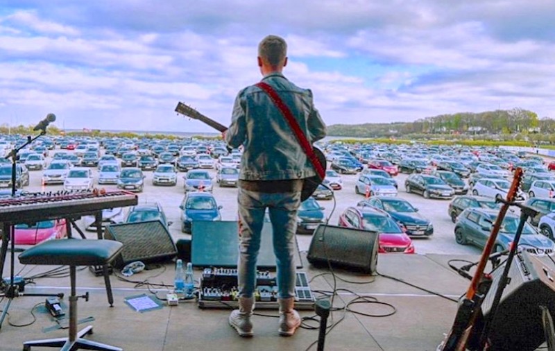 Concert “drive-in”, ultima modă în Danemarca. Cum  au respectat fanii distanțarea socială