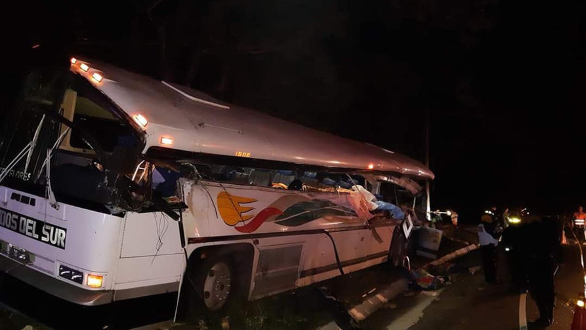 Cel puțin 20 de morți și 10 răniți într-un accident în Guatemala. Șoferul unui camion a lovit în plin un autocar