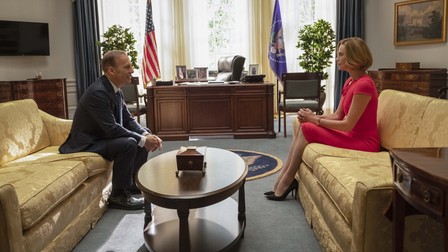 Actualul președinte, jucat de Bob Odenkirk, o susține pe Charlotte în campanie / Foto: Lionsgate