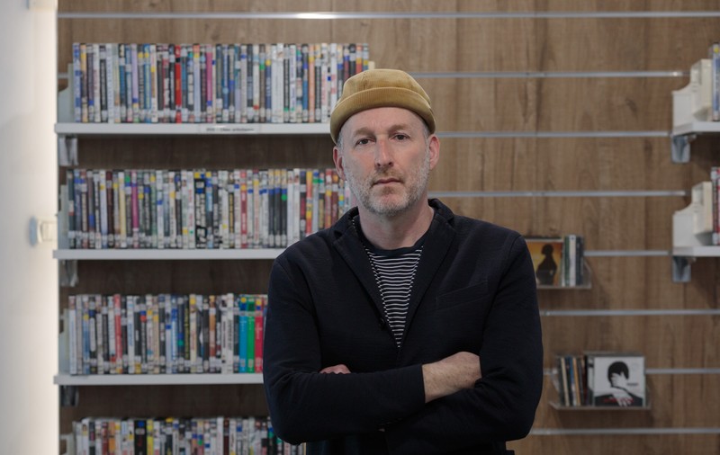 INTERVIU cu un important regizor francez despre lumea de dinainte de internet: „Nu sunt nostalgic, dar îmi lipseşte legătura pe care o aveau oamenii atunci”