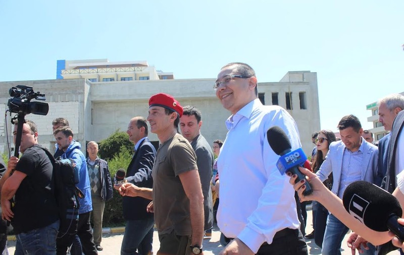 În vizită în PORTUL CONSTANŢA, VICTOR PONTA a fost ÎNTÂMPINAT de MAZĂRE! FOTO