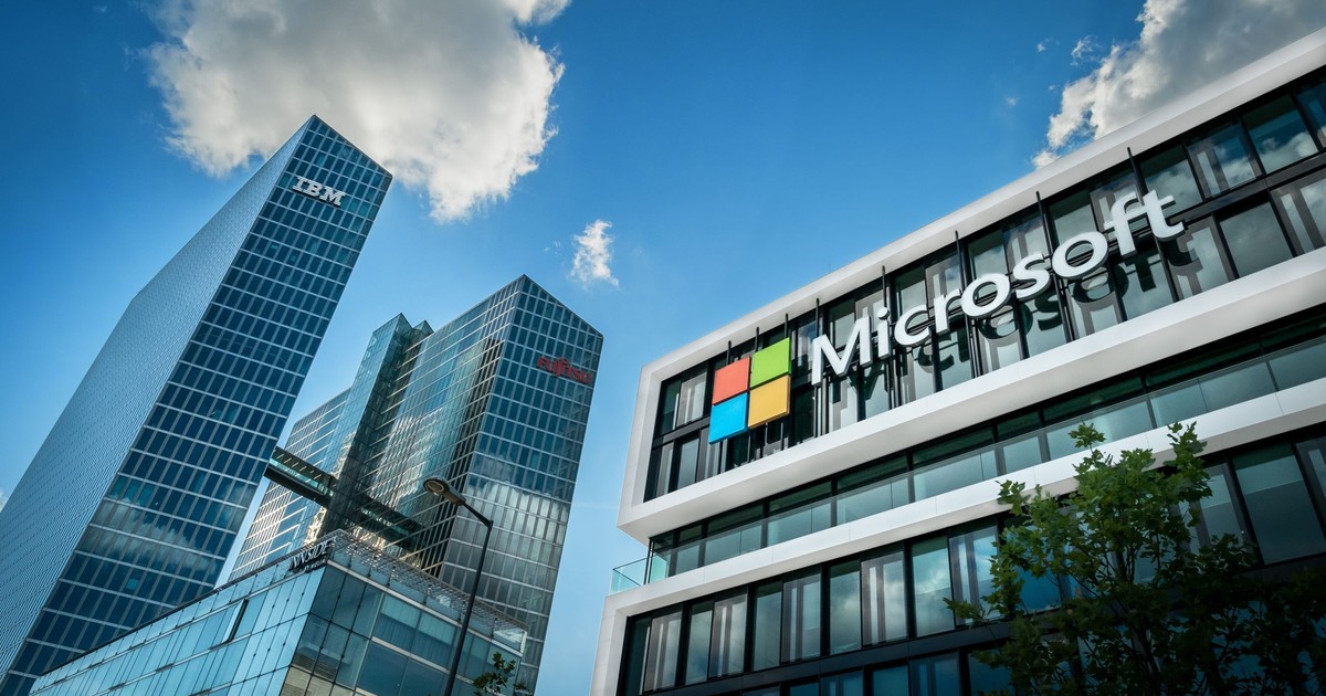 Microsoft acordă un bonus de pandemie de 1.500 de dolari tuturor angajaților. Sigla Microsoft pe o clădire