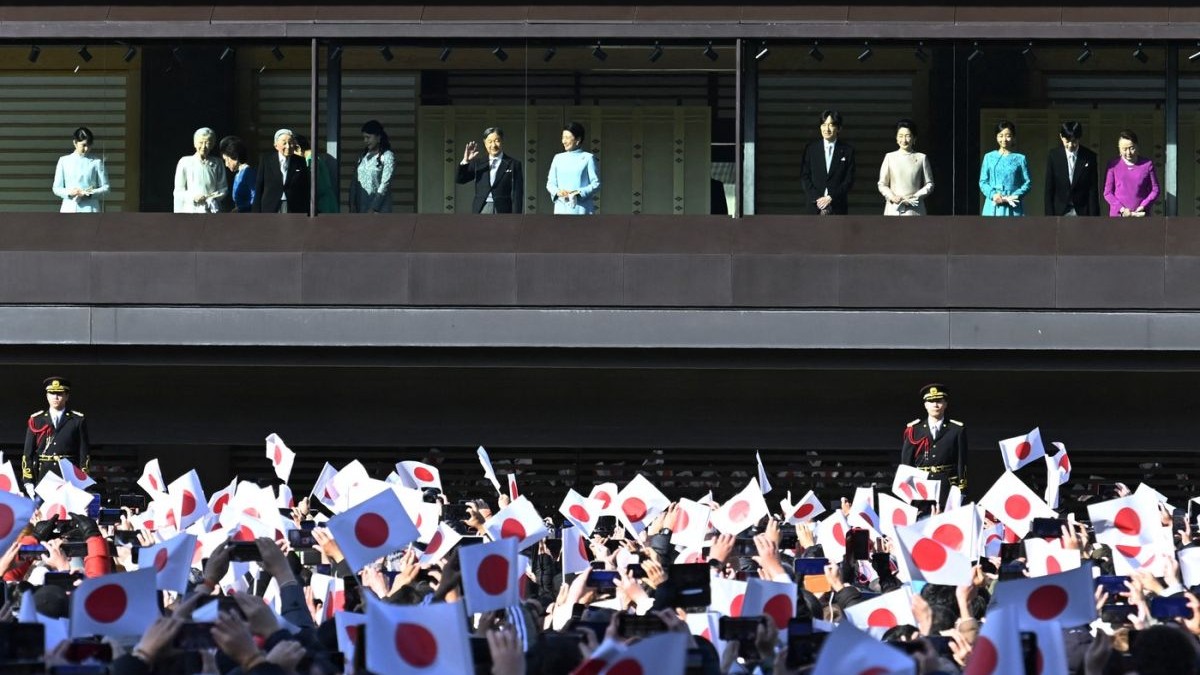 Împăratul Japoniei Naruhito și familia sa salută de la balcon mulțimea care poartă steaguri ale Japoniei, la Tokyo, 2 ianuarie 2025