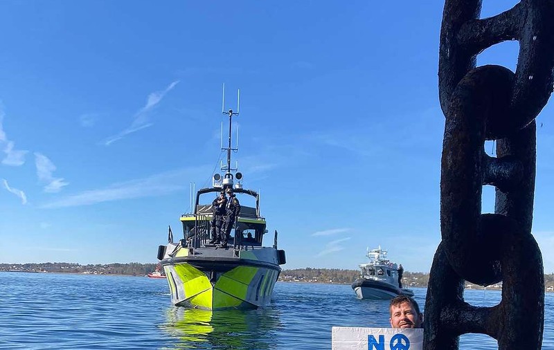 Activiștii Greenpeace s-au legat cu lanțuri de o navă care aducea petrol din Rusia în Norvegia