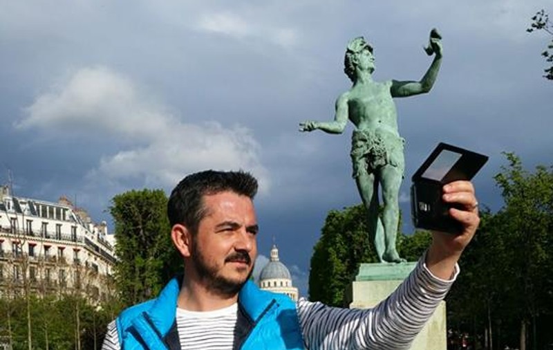 Un bucureștean a găsit un mod inedit de a-și proteja mașina de caniculă. Prezentatorul Vlad Ionescu a făcut totul public. "E real"