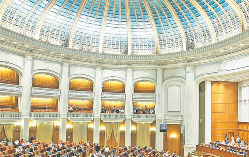 Parlamentarii huzuresc pe banii românilor. Vezi ce salarii au aleșii noștri începând cu acest an