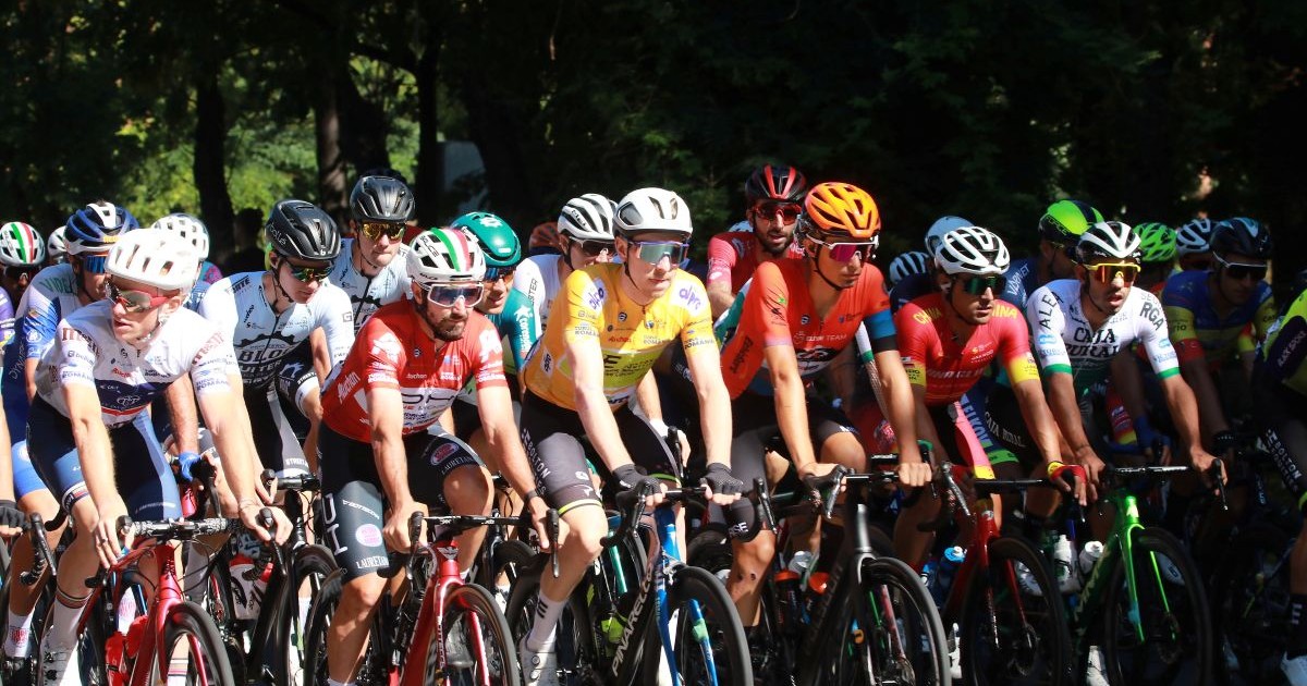 Cicliști care concurează în cadrul Turului României
