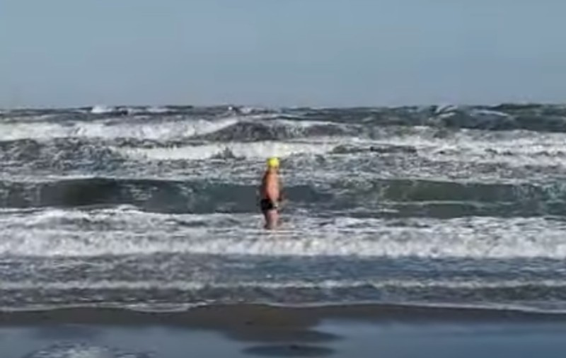 Bărbat surprins în valurile mării, la Constanța. Ce temperatură are apa