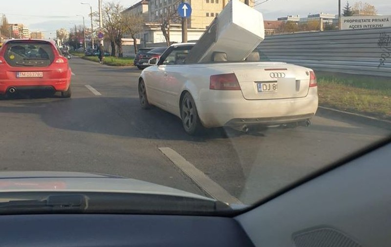 Frigider transportat cu decapotabila în Timișoara. Imaginea a devenit virală