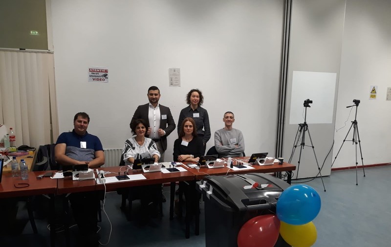Românii din Olanda votează tot în pubele de gunoi. Acum, și cu baloane tricolore! Ambasada României: "În Olanda se folosesc astfel de dispozitive pe post de urne de vot și nimeni nu ridică din sprâncene"