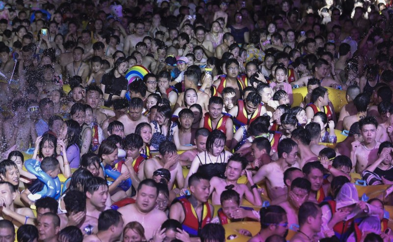 Imaginile cu petrecerea din Wuhan au stârnit critici în multe colțuri ale lumii FOTO: EPA