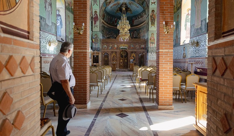 Sustinător Călin Georgescu dezamăgit că nu și-a văzut preferatul pentru că acesta și-a scurtat vizita. Sursa foto: Eli Driu