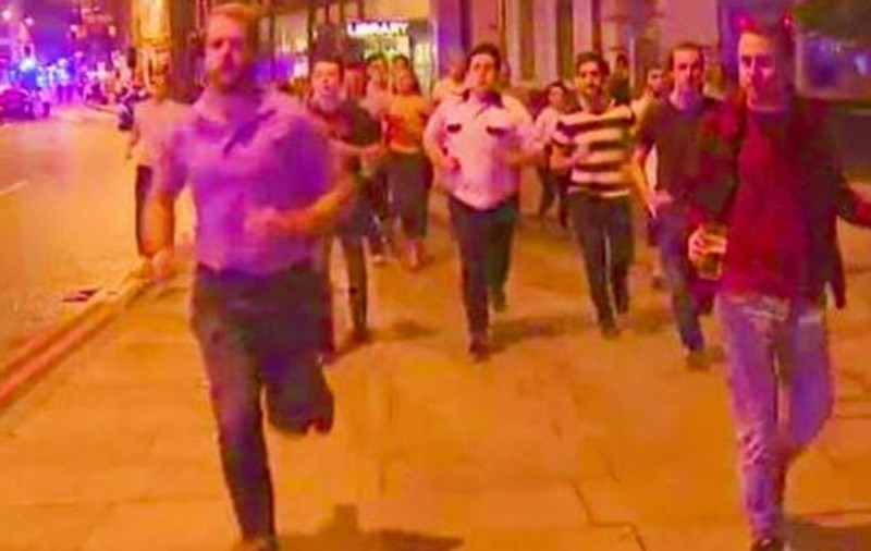 Imagine virală de la atacul din Londra: Un tânăr nu renunță la paharul cu bere. “De asta ISIS nu va câștiga”