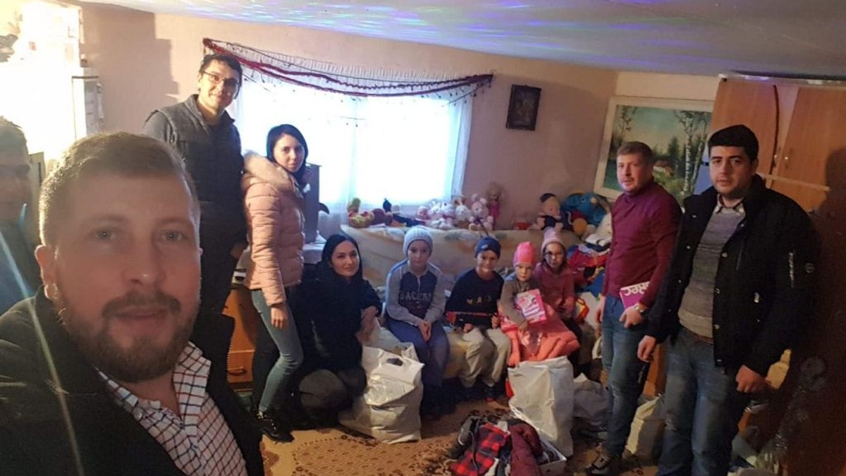 Doi tineri gemeni care lucrează în Londra au făcut patru familii fericite acasă, în Vrancea. Cine sunt ajutoarele lui Moș Crăciun