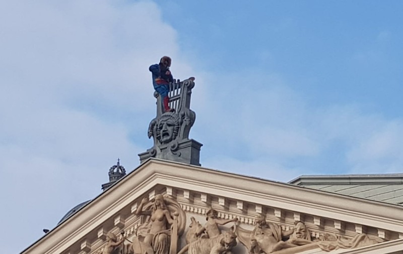 FOTO | Un bărbat îmbrăcat în Superman amenință că se va arunca de pe acoperișul Teatrului Național din Iași
