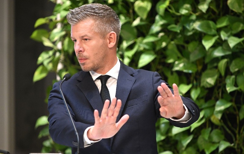 Prim-ministrul Ungariei, Peter Magyar, îmbrăcat în costum negru și gravată neagră, susține o conferință de presă la sediul Primului Ministru din Budapesta, Ungaria, pe 3 septembrie 2026. 
