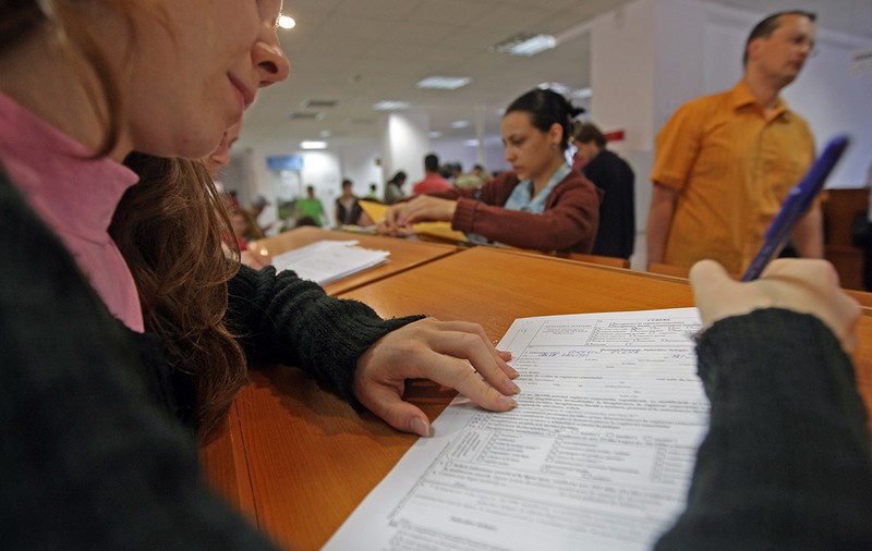 În plină criză coronavirus, Registrul Comerțului prelungește programul angajaților. Oamenii se expun la cozi pentru că sistemul online nu funcționează