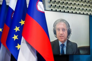 Robert Golob se adresează prin videoconferință susținătorilor după victoria în alegerile parlamentare Foto: Profimedia