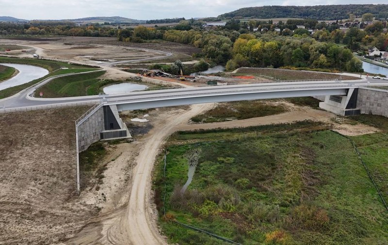 Canalul uriaș de 107 kilometri, cu 62 de poduri, care costă peste 7.000.000.000 de euro și va scoate 1.000.000 de camioane de pe șosele