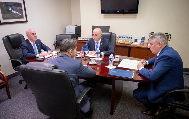 Ambasadorul Andrei Muraru și ministrul Lucian Bode, discuții în SUA despre eliminarea vizelor pentru români