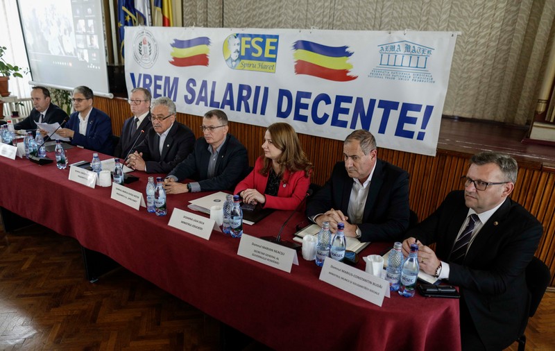 Greva din Educație continuă joi. După negocieri, Guvernul anunță că „nu vor fi creșteri salariale”, dar le oferă profesorilor carduri valorice. Sindicaliști: „Primele reacții sunt de respingere”