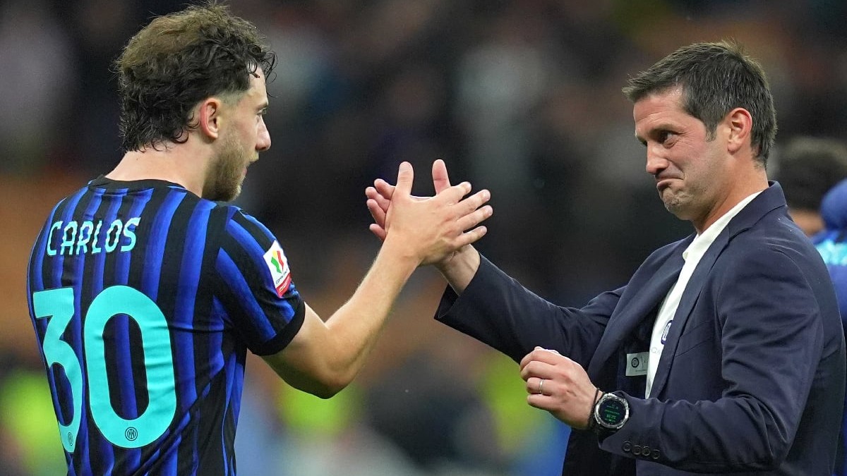 Antrenorul Cristian Chivu și jucătorul Carlos Augusto în timpul meciului de fotbal dintre Inter și Como din Cupa Italiei 20252026