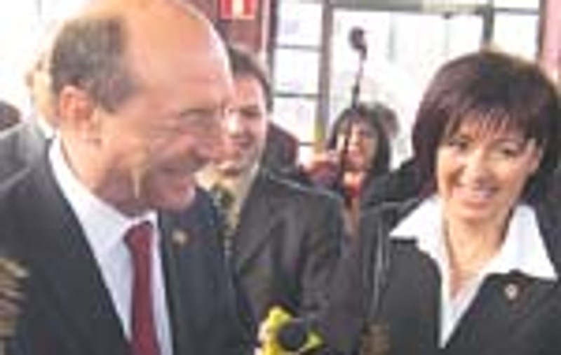 Basescu, asaltat de romanii din Luxemburg