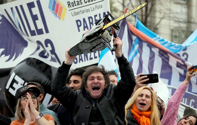 Să-i spună cineva USR-ului că Milei și reformele libertariene sunt pa. Și nici drujba nu mai e ce-a fost