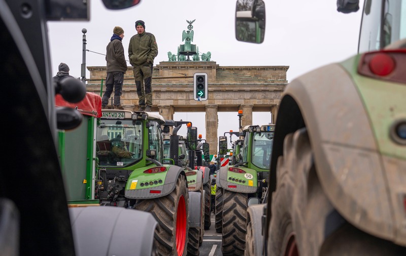 Taxa pe motorină i-a înfuriat pe fermierii germani. Au venit să protesteze cu tractoarele la Berlin, în fața Porții Brandenburg | VIDEO