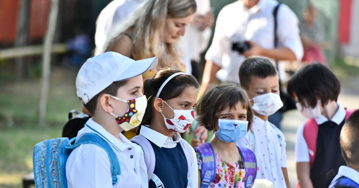 VIDEO Radiografia primei luni de școală în pandemie: Sute de școli în scenariul roșu, dascăli care-și pierd vocea vorbind online și elevi încă fără tablete