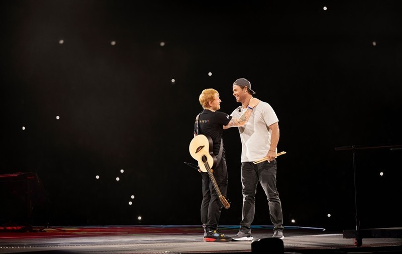 Actorul Chris Hemsworth a cântat alături de Ed Sheeran, pe scena Arenei Naționale. Artistul i-a oferit și un trofeu. „Te-ai descurcat” | VIDEO