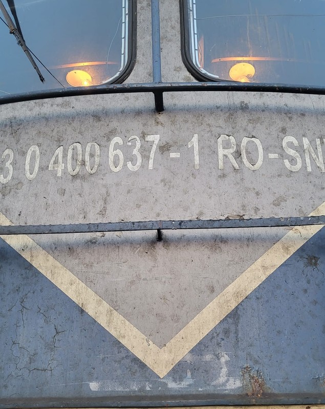 IMAGINI după impact. Cum arată locomotiva care a provocat deraierea unui marfar în Teleorman