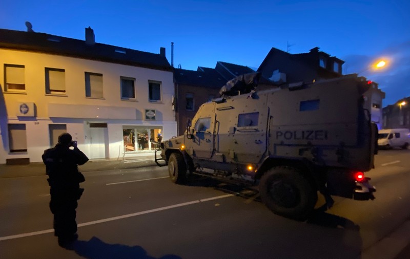 Poliția germană a intrat cu tancul într-un sediu al clubului Hells Angels, pentru a ridica un suspect de crimă