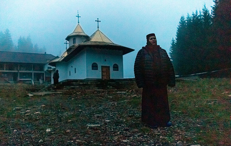 Lupi în iarnă. Cum ajung să fie exploatate femeile care își caută liniștea la mănăstirile românești