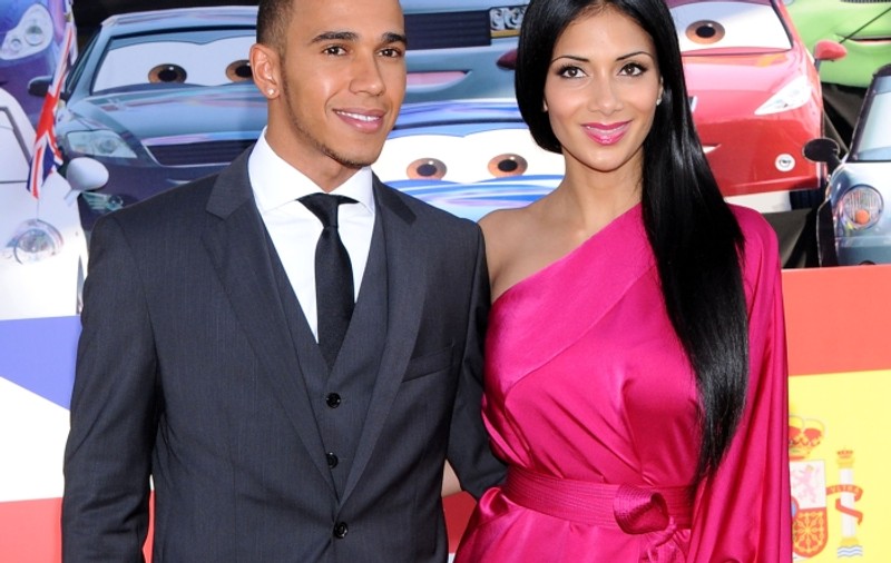 Nicole Scherzinger, singură. S-a despărţit de pilotul Lewis Hamilton