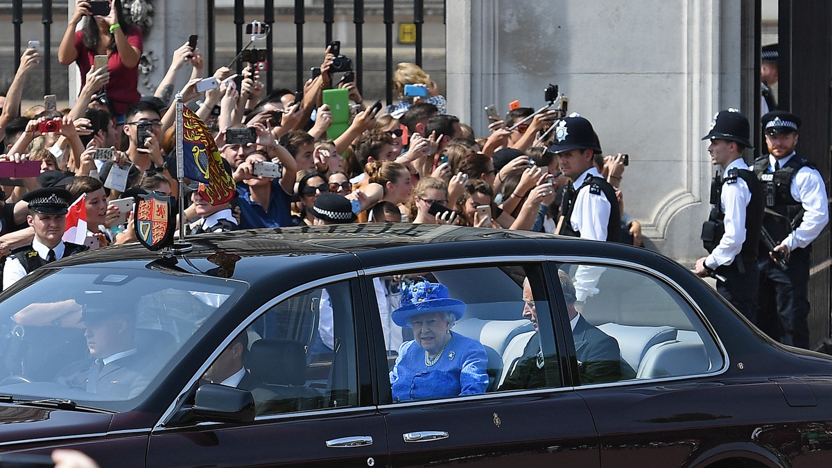 Regina a fost reclamată că nu a purtat centură de siguranță în mașina care a su-o la Westminster