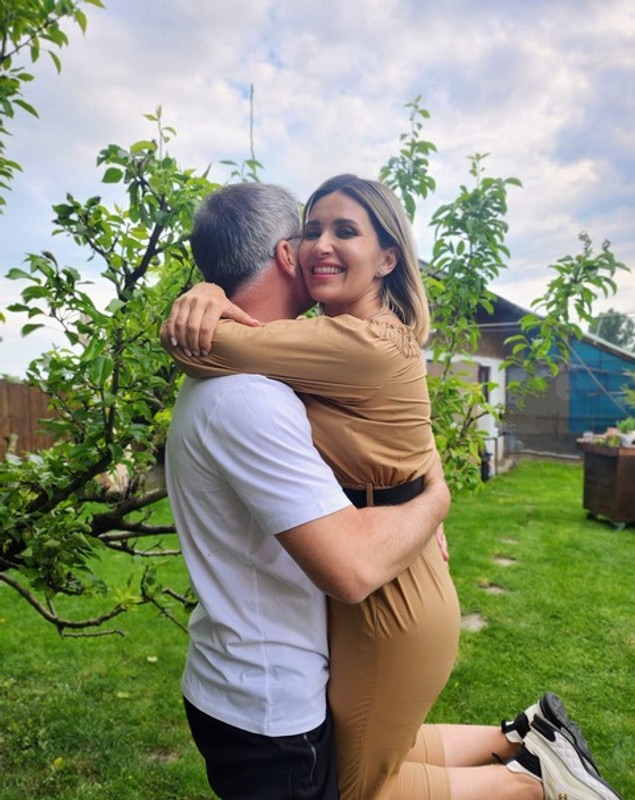 Ela Crăciun, petrecere surpriză pentru soțul ei. „L-am legat la ochi când am plecat de acasă”