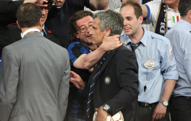 Foto / Un bărbat a vrut să se sărute cu Jose Mourinho!