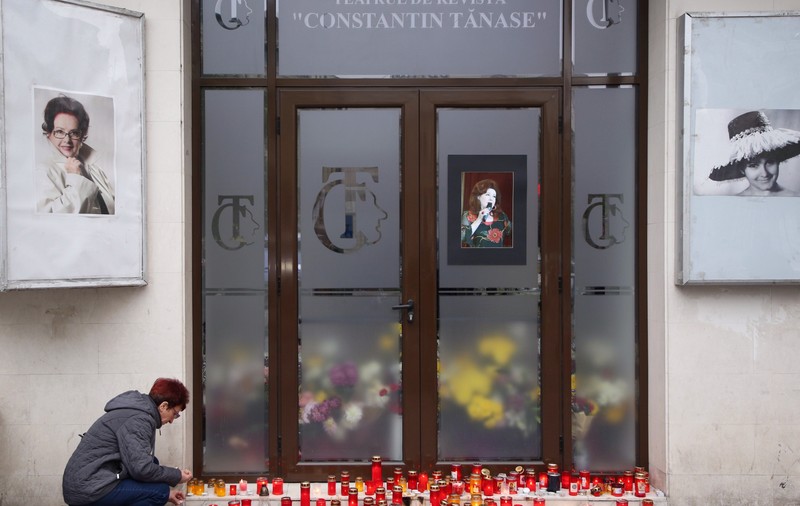 FOTO EXCLUSIV. Daniela Gyorfi și George Tal, răvășiți la căpătâiul Stelei Popescu. Durerea se citește pe fețele lor
